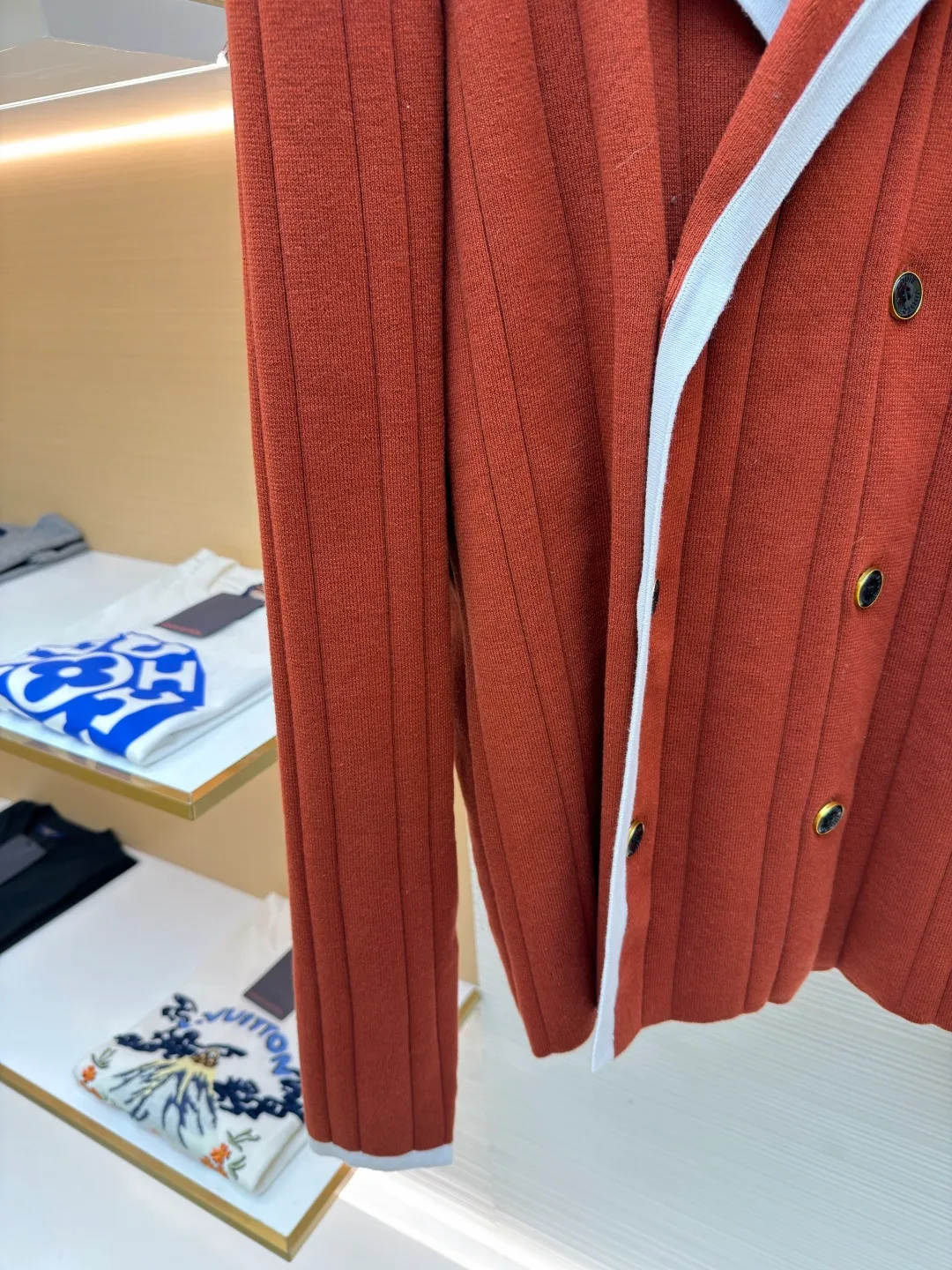 LOUIS VUITTON College style knitted cardigan ●Item number: 1682057-B95 ●Material: wool blended fabric ●Technology: knitted ●Color: red ●Version: fitted version ●Weight: about 755 grams ●Size: S-M-L-XL ●Description: This Louis Vuitton knitted cardigan is made of high-count wool blended fabric. It uses vertical pit strip knitting technology to create a delicate and crisp texture, which is both soft and supportive. The collar, placket and cuffs use contrasting piping technology, with white webbing and caramel brown main body forming a visual hierarchy. The edges are reinforced with overlocking to improve wearability. The double-breasted design on the front uses metallic resin buttons, echoing the three-dimensional badge on the body. The badge uses embroidery + patching composite technology to precisely sew the brand logo and decorative elements. The color transition is natural and not easy to fall off. The overall shape is optimized through diagonal side seam splicing, which not only retains the looseness of knitting, but also enhances the sharpness of the lines. It is a combination of craftsmanship and design. The overall wiring is straight and delicate, the fabric is comfortable and soft, and the color is consistent without color difference. It can be matched with the same style to create a fashionable look and control various occasions. Customized accessories, complete with three standards, same style for men and women!